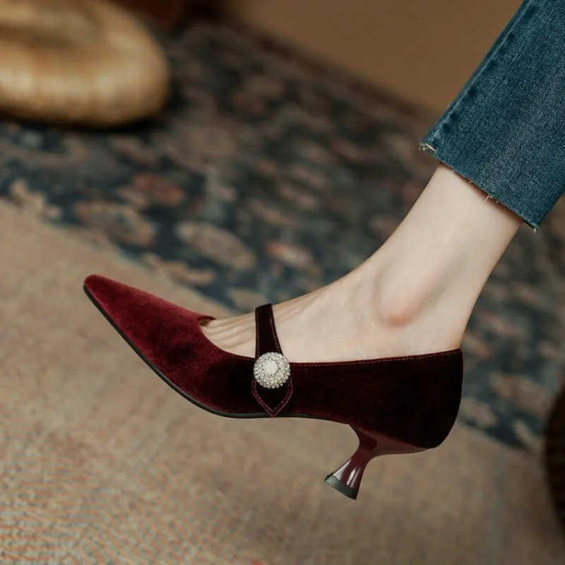 Weinrote Mary-Jane-Schuhe mit  – Women Shoes Heels Bewertung und Preis