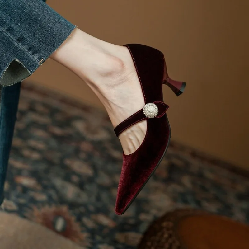Weinrote Mary-Jane-Schuhe mit  – Women Shoes Heels Bewertung und Preis
